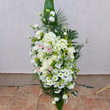 Aranjament funerar cu flori albe pe stativ [2]