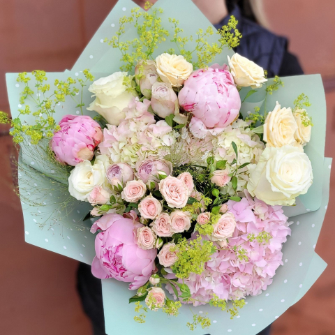 Buchet cu hortensia și bujori