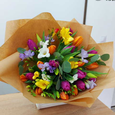 Buchet cu 35 de lalele și frezii [1]