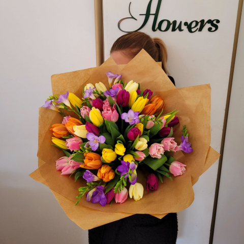 Buchet cu 51 de lalele și frezii [1]