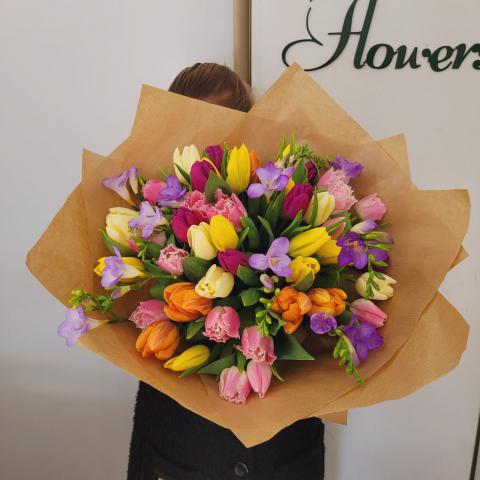 Colecția de primăvară - Buchet cu 51 de lalele și frezii