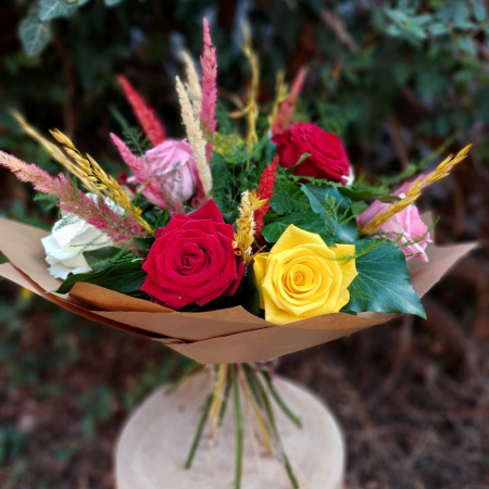 La mulți ani! - Buchet cu 9 trandafiri multicolor