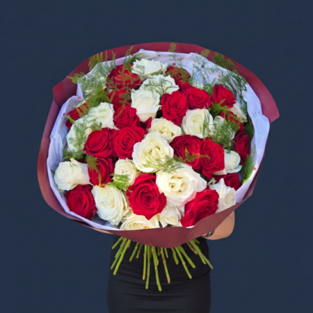 Buchet cu trandafiri roșii și albi [2]