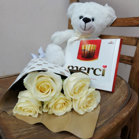 Buchet trandafiri albi, ursuleț și ciocolată [1]