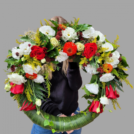 Coroane funerare - Coroană rotundă cu flori roșii și albe