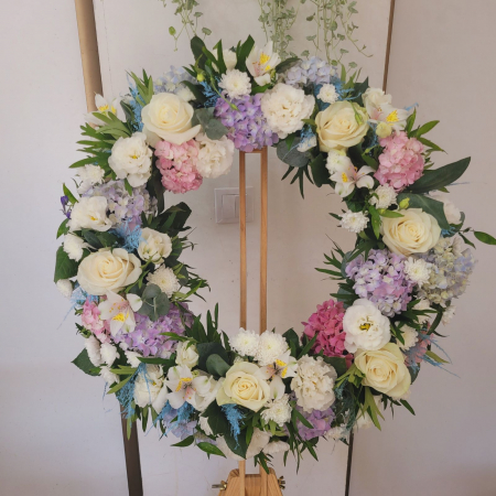 Condoleanțe - Coroana funerară cu flori pastelate