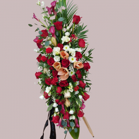Condoleanțe - Aranjament funerar pe suport cu trandafiri roșii