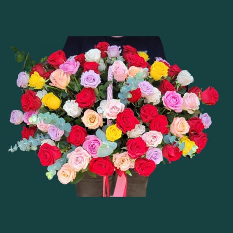 Aranjamente florale - Coș cu 101 trandafiri colorați
