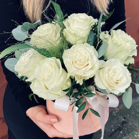 La mulți ani! - Cutie din catifea cu trandafiri albi