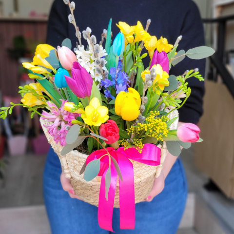 Aranjamente florale - Coșuleț cu flori de primăvară