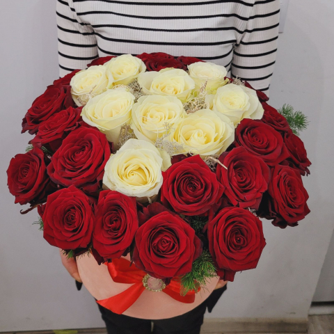 Cutie 35 trandafiri roșii și albi [2]