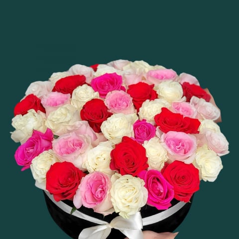Aranjamente florale - Cutie cu 51 de trandafiri multicolori