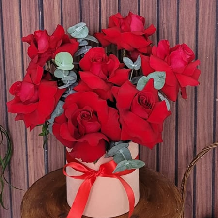 Aranjamente florale - Cutie cu 7 trandafiri roșii