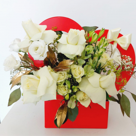 Cutie inimă cu trandafiri albi