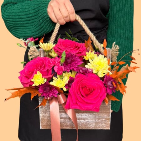 Aranjamente florale - Lădiță cu flori colorate