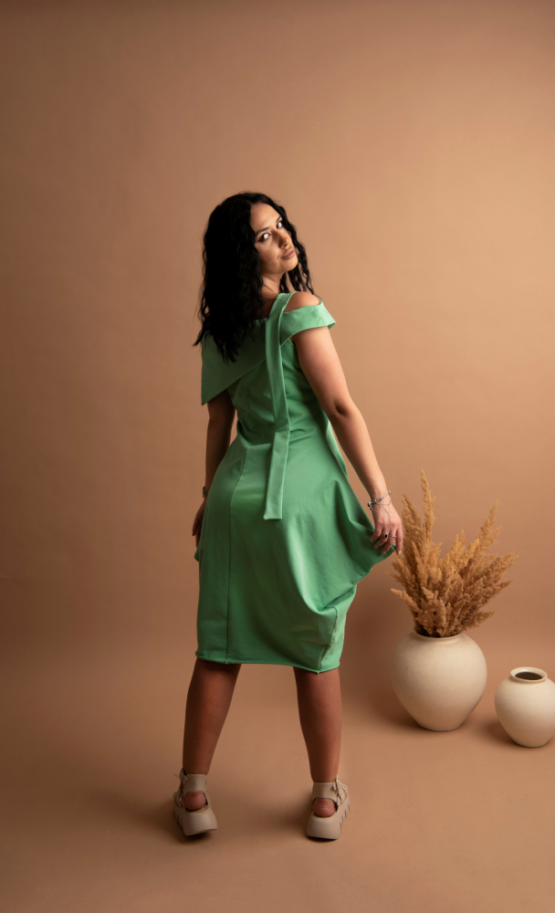 Rochie „Flora Verde” – Asimetrică, Cu Guler Suprapus și imprimeu Florală, Fabricat în România [2]