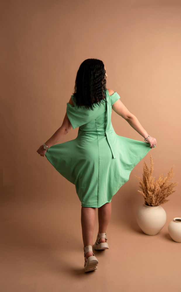 Rochie „Flora Verde” – Asimetrică, Cu Guler Suprapus și imprimeu Florală, Fabricat în România [3]