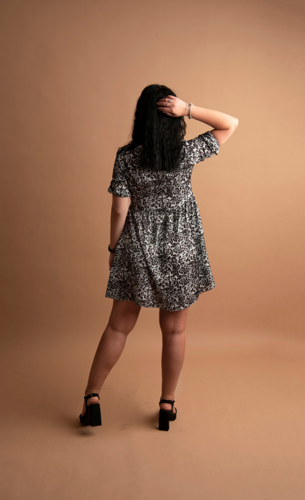 Rochie „Savage Breeze” – Baby Doll Animal Print cu Decupaj și Șnur, Fabricat în România [3]