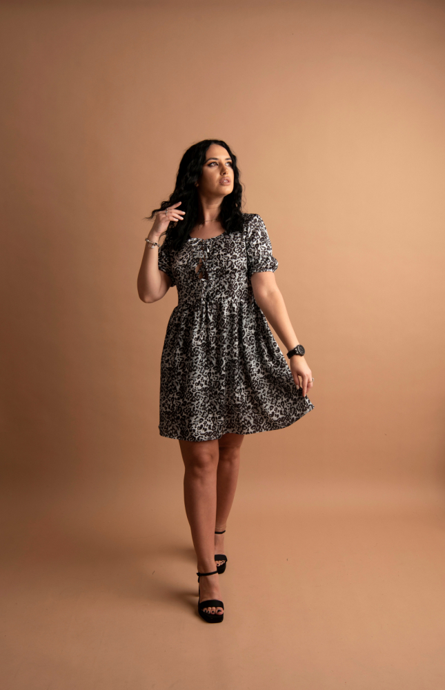 Rochie „Savage Breeze” – Baby Doll Animal Print cu Decupaj și Șnur, Fabricat în România [1]