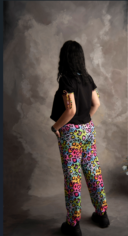 Set „Urban Wild” – Pantaloni Colorați Animal Print & Top Negru cu Detalii, Fabricat în România [3]