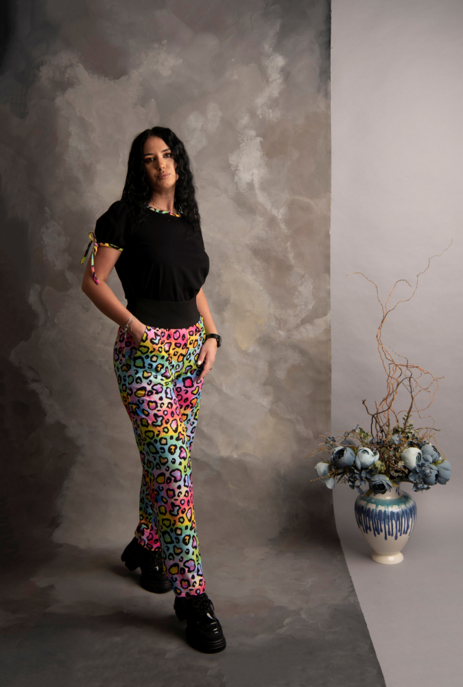 Set „Urban Wild” – Pantaloni Colorați Animal Print & Top Negru cu Detalii, Fabricat în România [1]