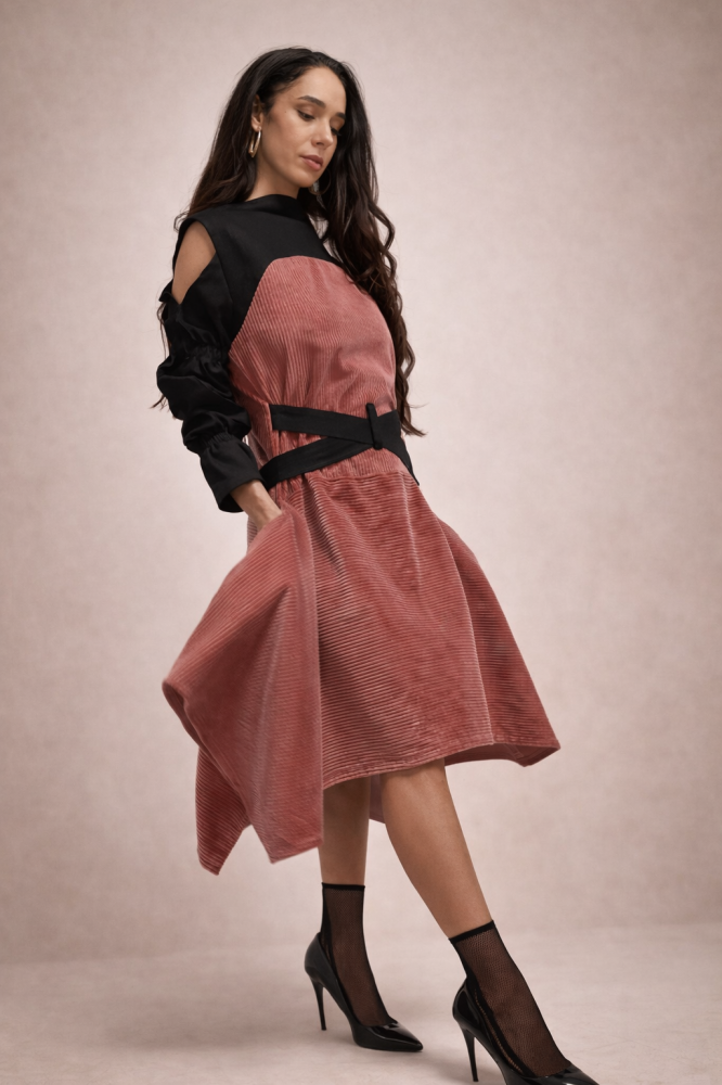 Rochie dama asimetrica roz pudra cu detalii negre – vedere completa [2]