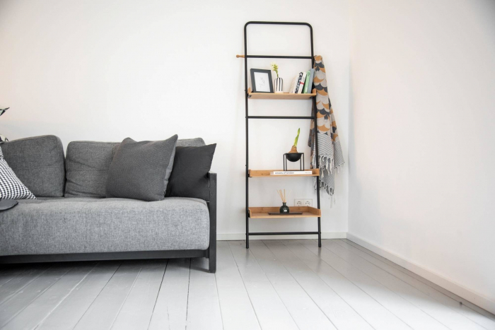 Etajera metalica inclinata cu rafturi din bambus Loft, negru/natur, 56x40x180 cm [4]