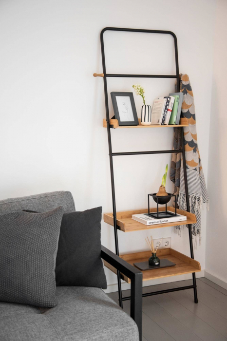 Etajera metalica inclinata cu rafturi din bambus Loft, negru/natur, 56x40x180 cm [3]