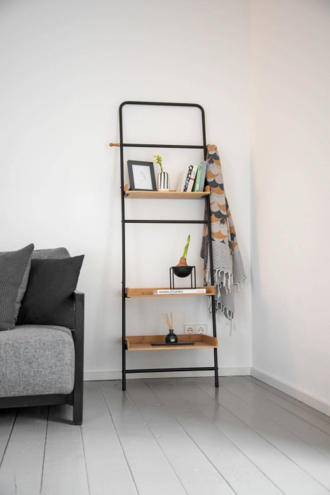 Etajera metalica inclinata cu rafturi din bambus Loft, negru/natur, 56x40x180 cm [5]