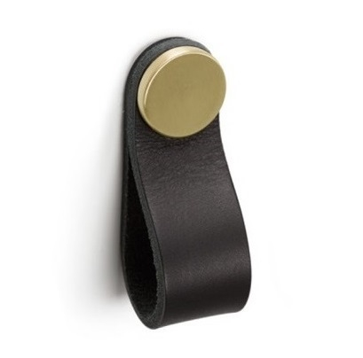 Maner, buton Flexa din piele neagra pentru mobilier, cu ornament finisaj alama, L: 70 mm [1]