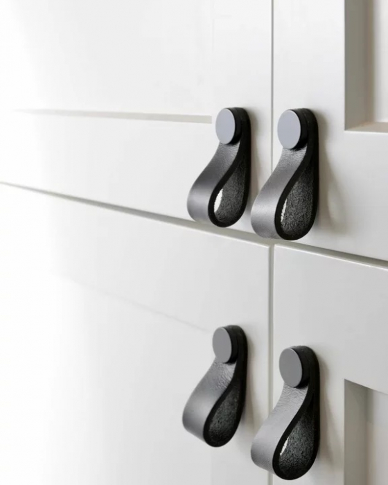 Maner, buton Flexa din piele neagra pentru mobilier, cu ornament finisaj cositor, L:70 mm [4]