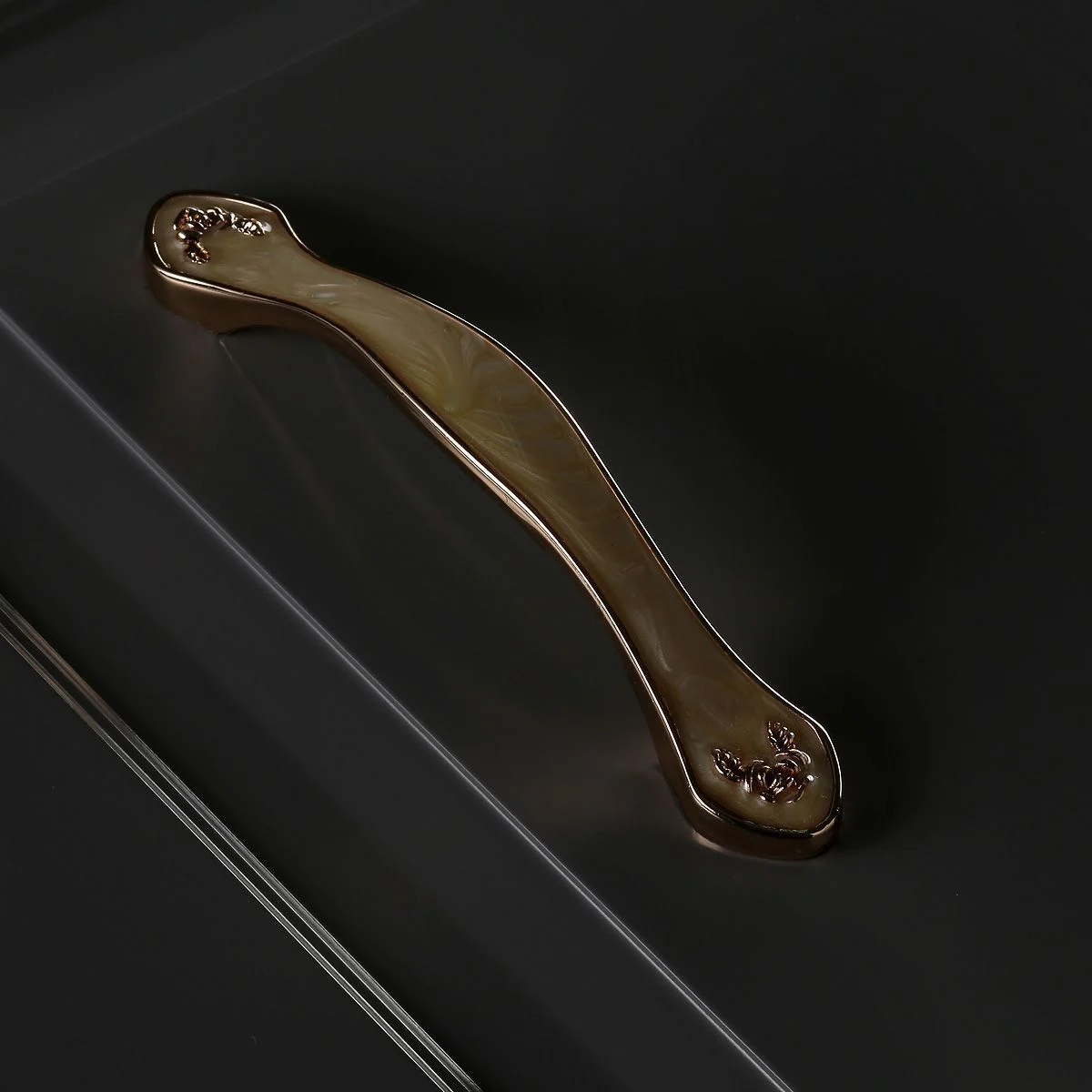 Maner pentru mobila Royal, finisaj auriu lucios cu insertie chihlimbar GT, L: 134 mm [5]