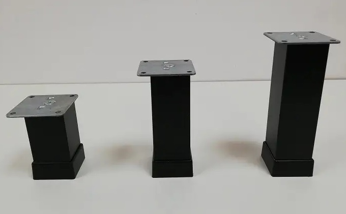 Picior metalic pentru mobilier H:150 mm, finisaj negru, profil patrat 40x40 mm cu masca [5]