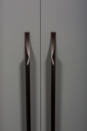 Manere si butoni - Maner pentru mobila Brikk, finisaj bronz antichizat, L:290 mm