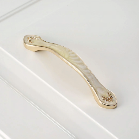 Maner pentru mobila Royal, finisaj auriu lucios cu insertie chihlimbar GT, L: 134 mm [1]