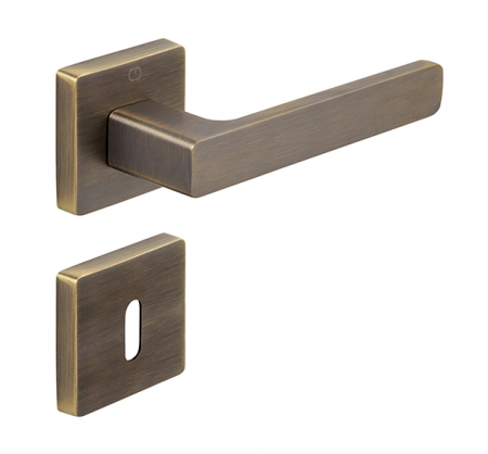 FERONERIE SI ACCESORII USI - Set maner usa camera Leta, cu rozeta patrata, finisaj alama antichizata periata CB