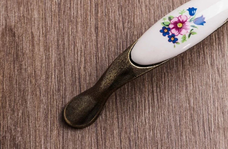 Maner vintage cu insertie ceramica floare roz, finisaj auriu antichizat GT, L:125 mm [4]