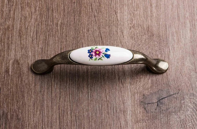 Maner vintage cu insertie ceramica floare roz, finisaj auriu antichizat GT, L:125 mm [3]