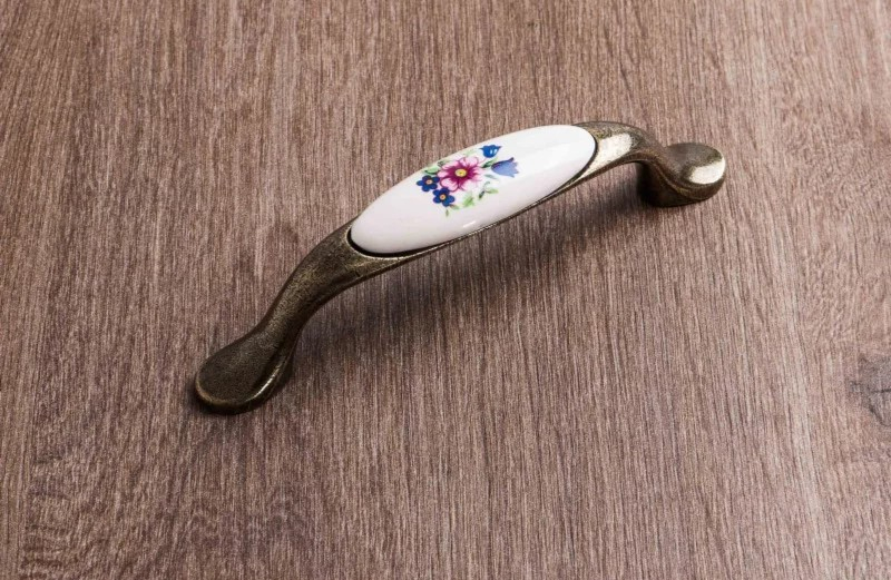 Maner vintage cu insertie ceramica floare roz, finisaj auriu antichizat GT, L:125 mm [2]