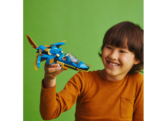 Avionul EVO al lui Jay, varsta de la 6 ani la 12 ani [5]
