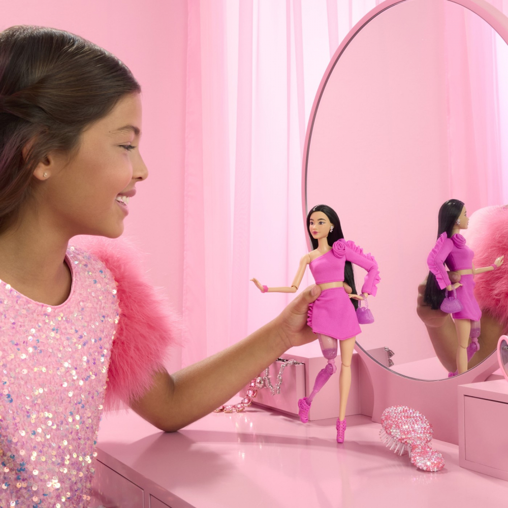 Barbie deluxe style papusa barbie bruneta cu picior protetic, varsta de la 4 ani la 8 ani [3]