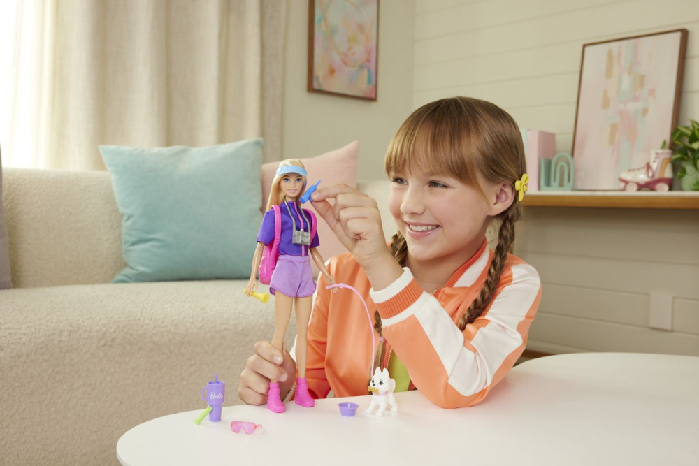Barbie family and friends set papusa barbie malibu si accesorii aventuri [3]