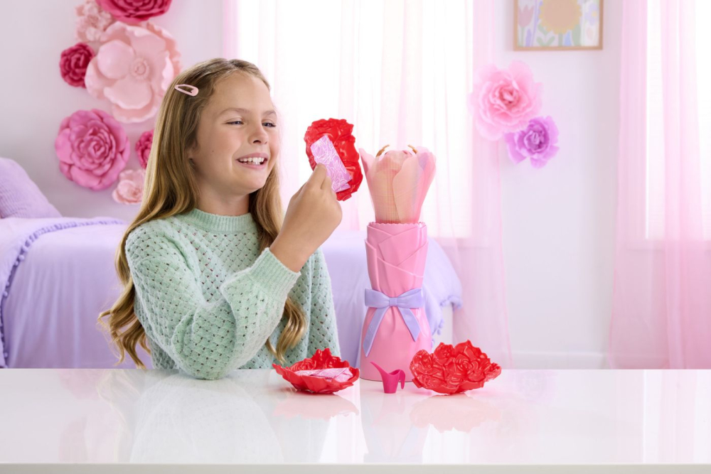 Barbie petal pop set papusa barbie trandafir rosu si accesorii [5]