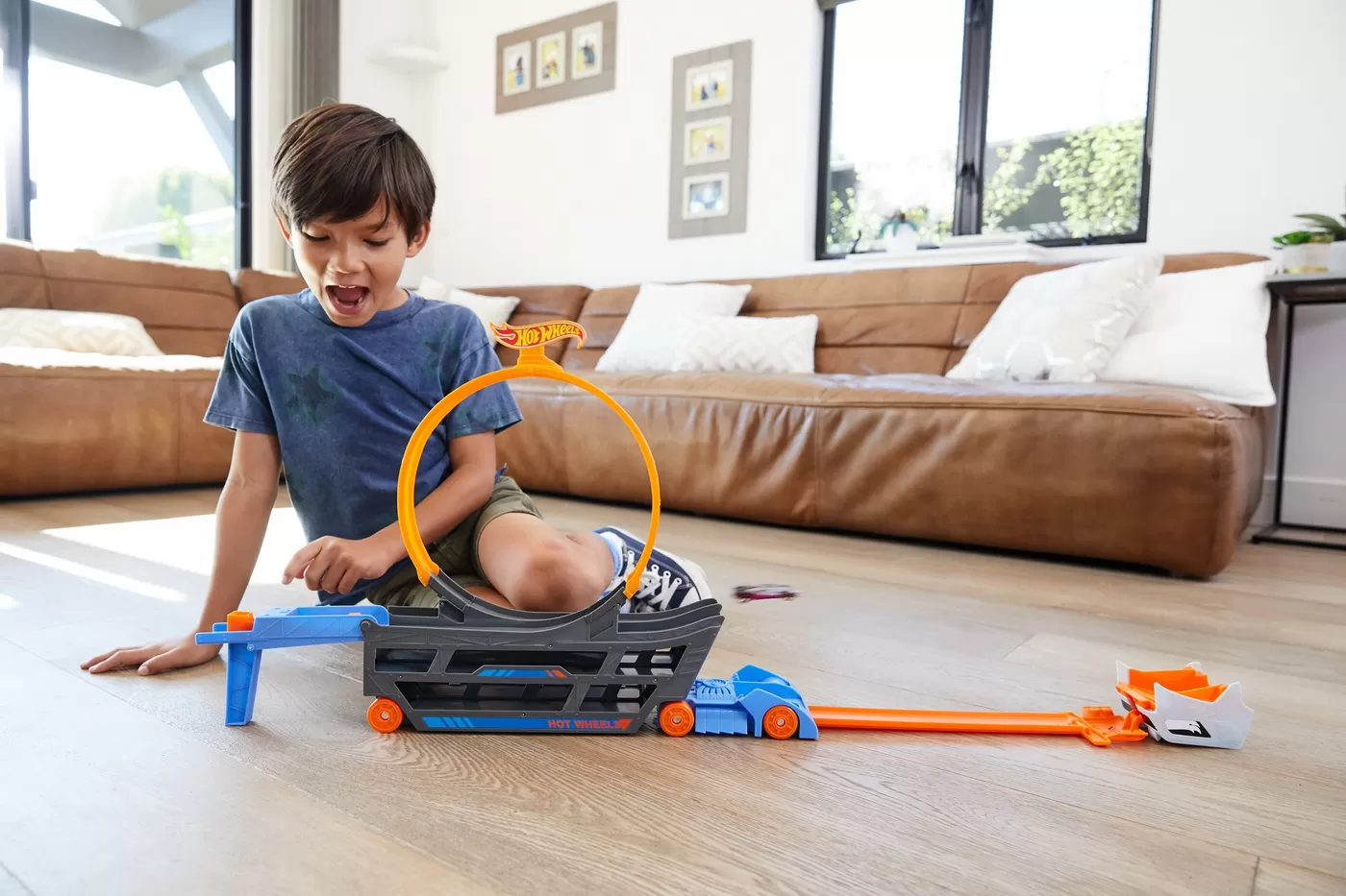 Hot wheels camion cu pista de lansare stunt n go, varsta de la 4 ani la 12 ani [4]