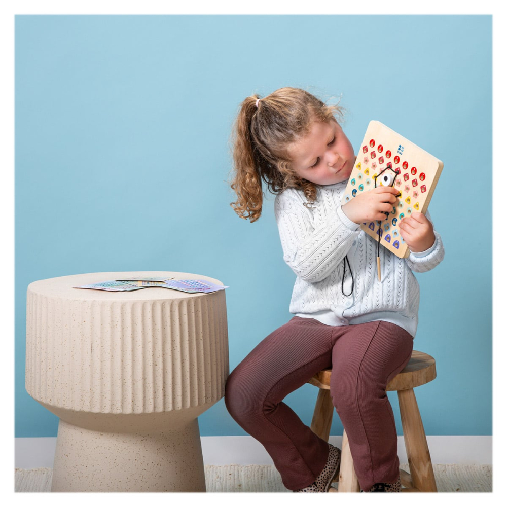 Joc de insirat cu coduri de culoare, Thread & Code, copii varsta 5+ ani [2]