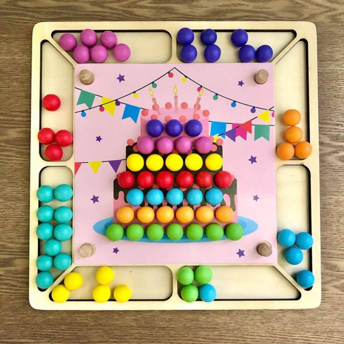 Joc Montessori de asociere culori, indemanare, echilibru cu bile si cleste. [2]