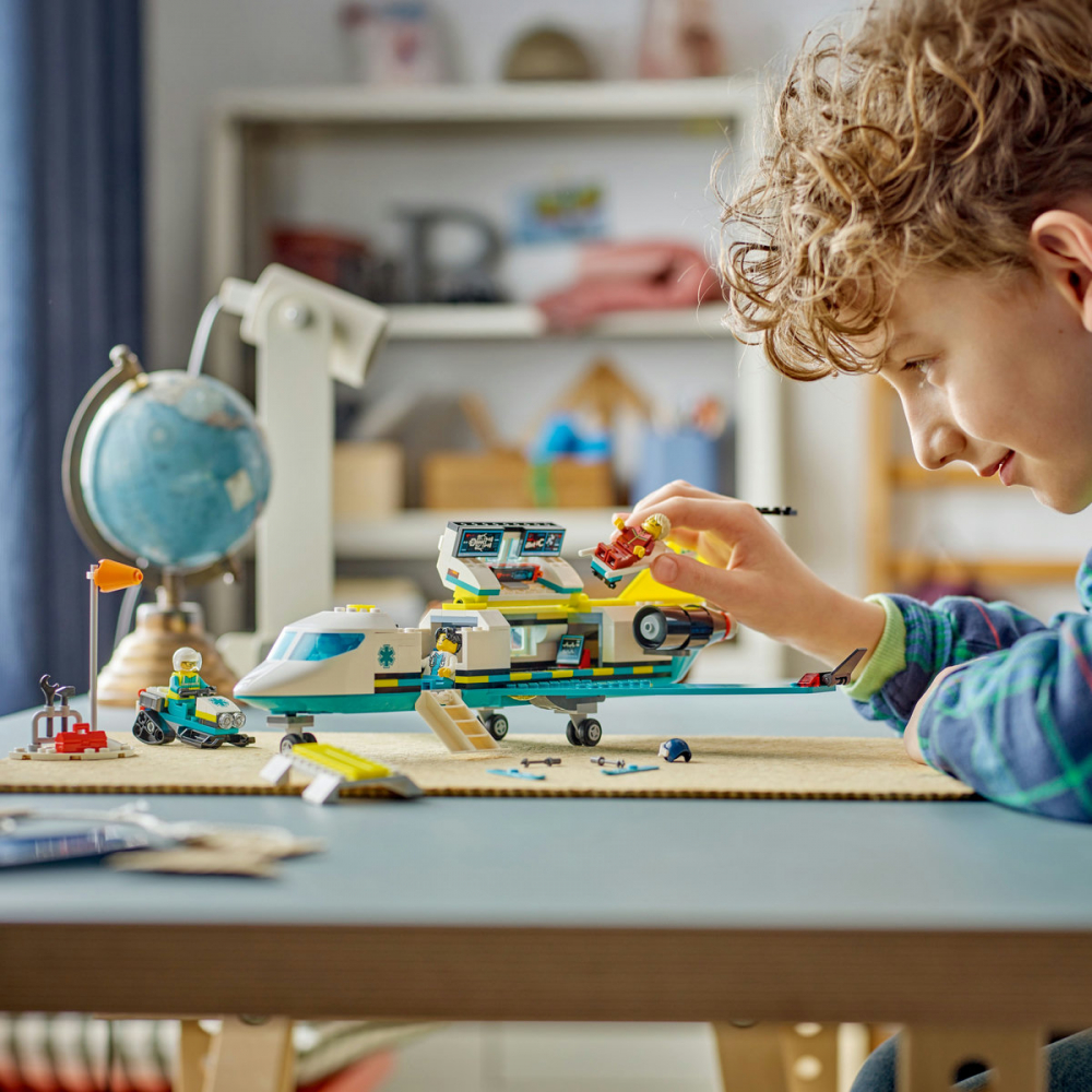 LEGO City Avion-ambulanţă pentru urgenţe pentru copii cu varsta de 6 + ani [7]