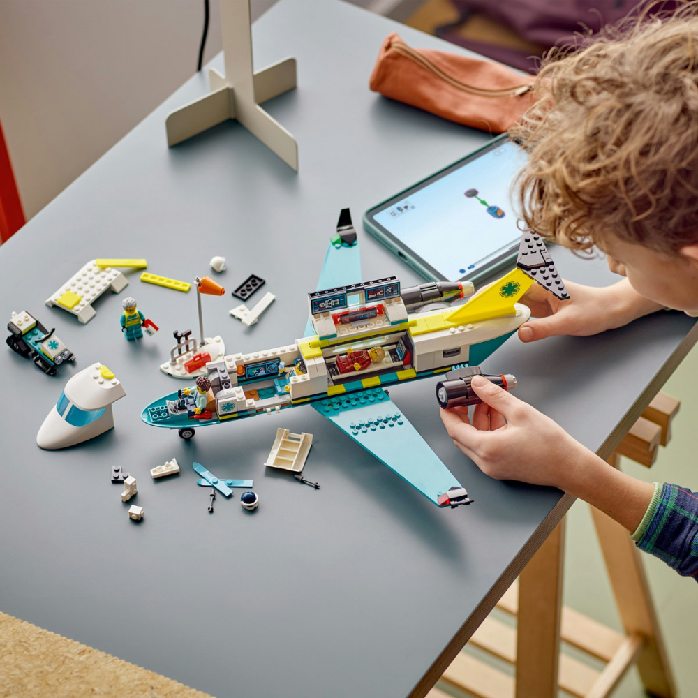 LEGO City Avion-ambulanţă pentru urgenţe pentru copii cu varsta de 6 + ani [6]