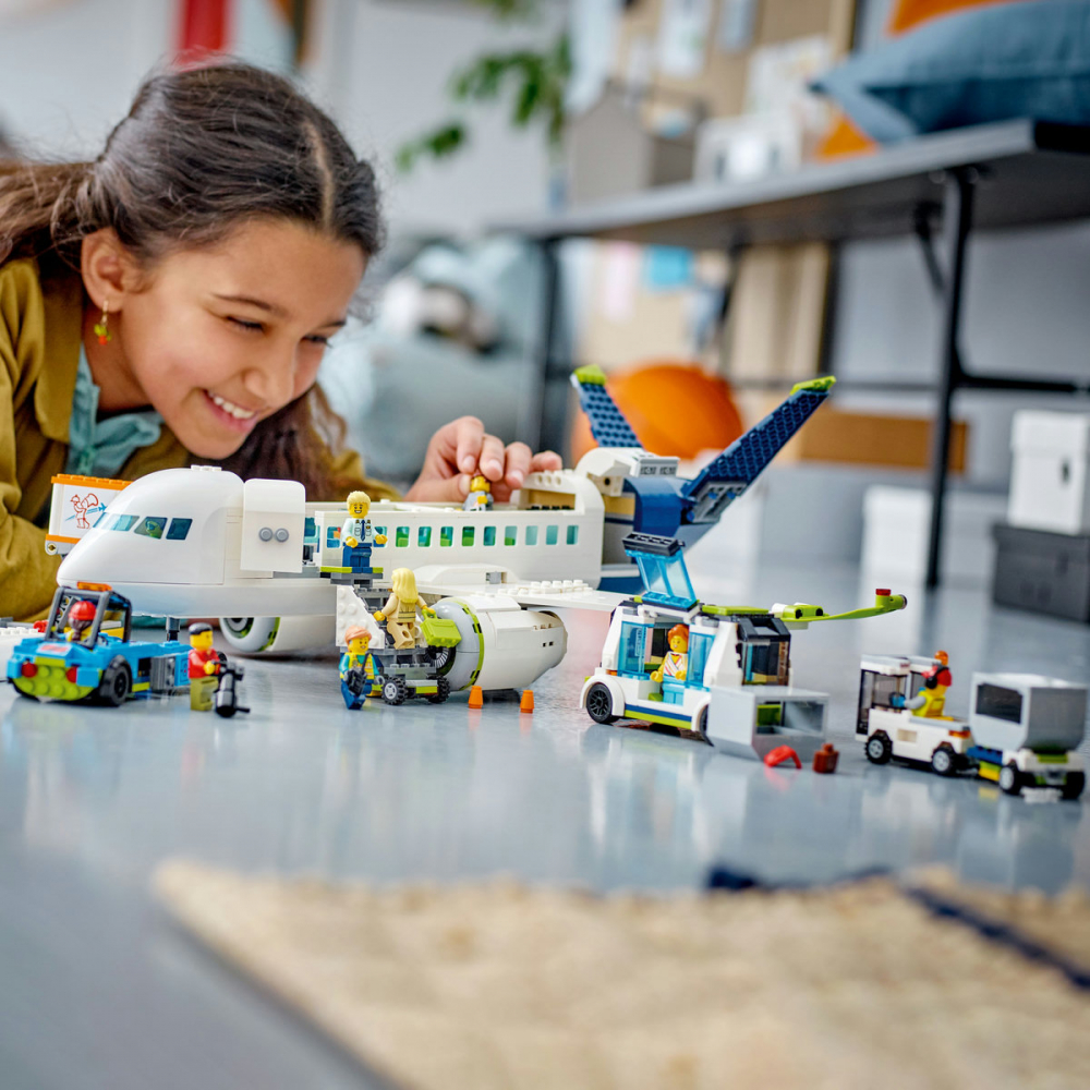  LEGO City Avion de pasageri pentru copii cu varsta de 7 + ani [5]