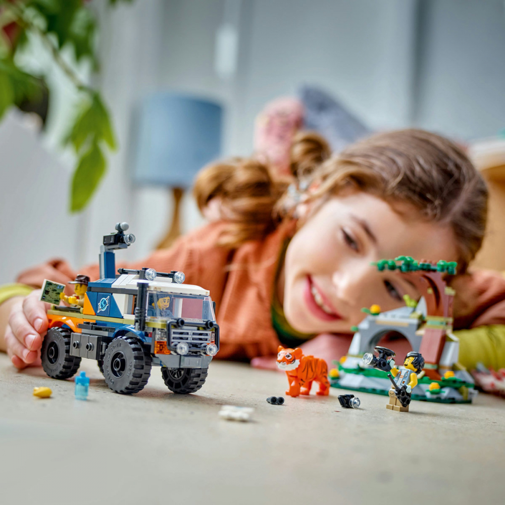 LEGO City Camionul off-road al unui explorator al junglei, varsta de la 6 ani la 9 ani [6]